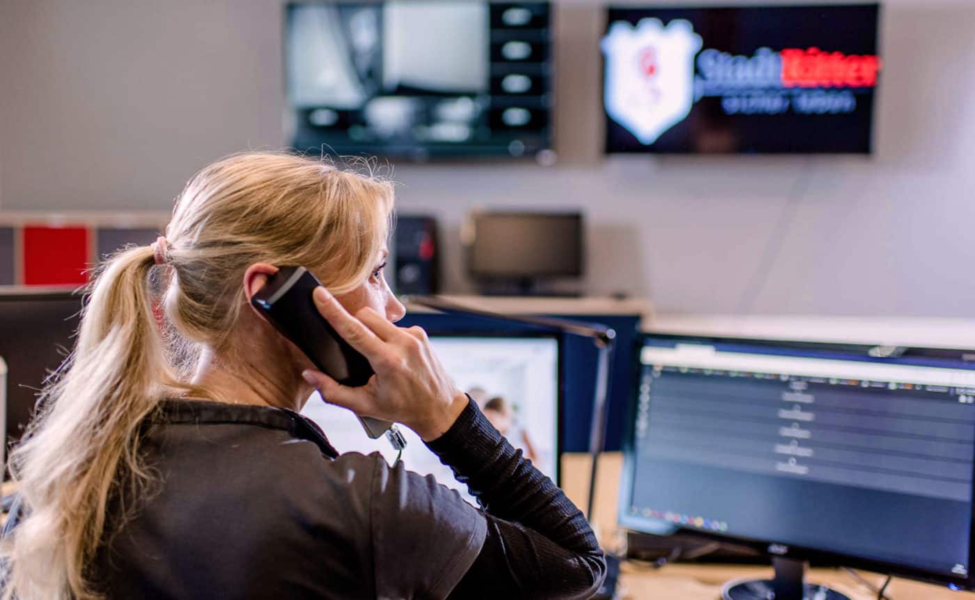 Leitstellenmitarbeiter am Telefon